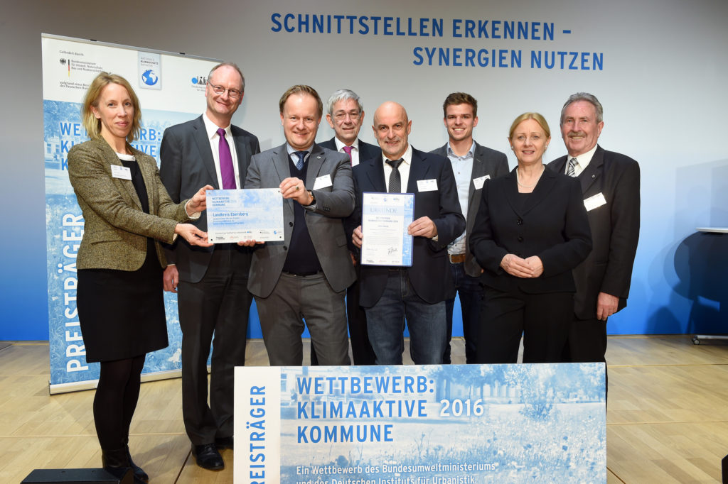 Entgegengenommen wurde der Preis von Landrat Robert Niedergesäß, Wolfgang Poschenrieder Projektverantwortlicher und Vorstand der REGE, Klimaschutzmanager Hans Gröbmayr und Mitarbeiter Manuel Herzog